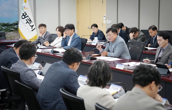 광주시가 11일 청사 비전홀에서  ‘지역 상생 직통TF’회의를 열고 용인 반도체 국가산단의 전력·용수 공급에 협력하는 대신 광주의 미래 성장을 끌어내기 위한 대응 방안을 논의했다. /사진제공=광주시