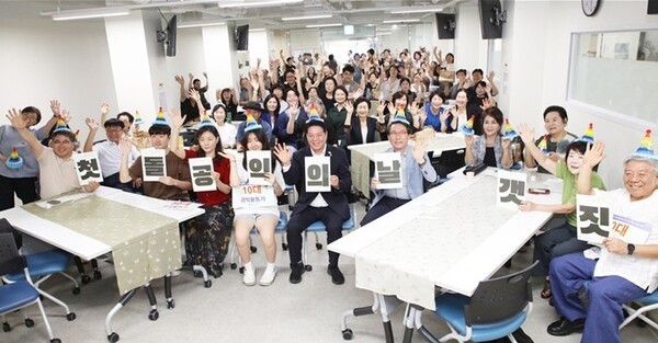 안양시 공익활동지원센터가 11일 개소 1주년을 맞아 기념식과 공익할동 네트워크 출범 행사를 가졌다. /사진제공=안양시