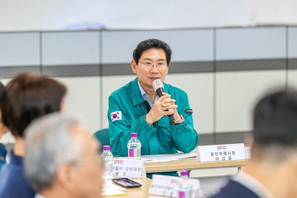 이상일 용인시장이 12일 시청 을지연습장에서 민·관·군·경·소방 통합방위태세 점검하고 있다. /사진제공=용인시