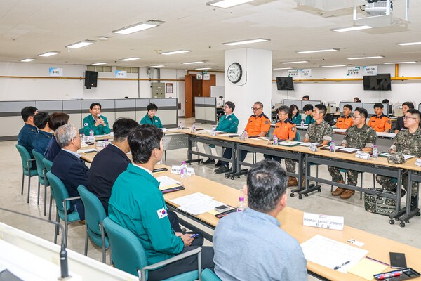 이상일 용인시장이 12일 시청 을지연습장에서 민·관·군·경·소방 통합방위태세 점검하고 있다. /사진제공=용인시