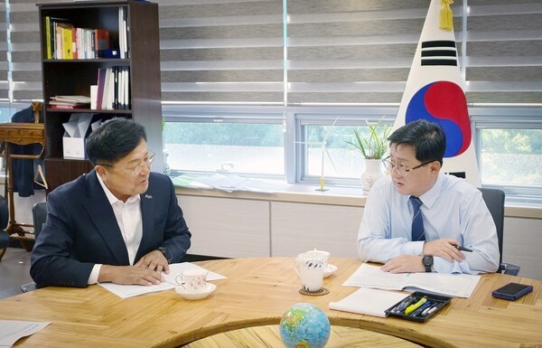 박관열 광주시장이 12일 김성환 기후에너지환경부 장관을 만나 지역 현안에 대한 지원을 요청하고 있다. /사진제공=광주시