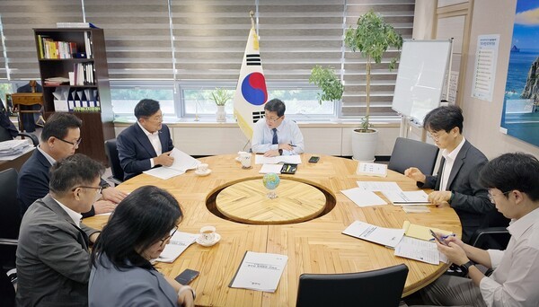 박관열 광주시장이 12일 김성환 기후에너지환경부 장관을 만나 지역 현안에 대한 지원을 요청하고 있다. /사진제공=광주시