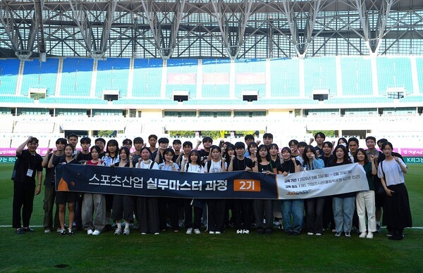 용인FC가 구단 탐방 프로그램을 운영하는 등 홈경기 현장 연계 스포츠산업 인재 육성에 앞장서고 있다. /사진제공=용인FC