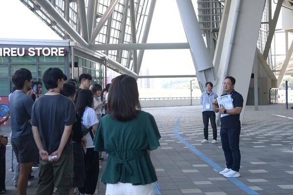 용인FC가 구단 탐방 프로그램을 운영하는 등 홈경기 현장 연계 스포츠산업 인재 육성에 앞장서고 있다. /사진제공=용인FC