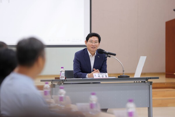 이상일 용인시장이 13일 수지구청에서 리모델링주택조합 관계자들과 간담회를 갖고 있다. /사진제공=용인시