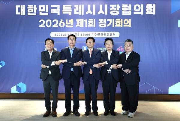 이상일 용인시장이 13일 수원·화성·고양·창원특례시장과 함께 협력 강화를 다짐하고 있다. /사진제공=용인시