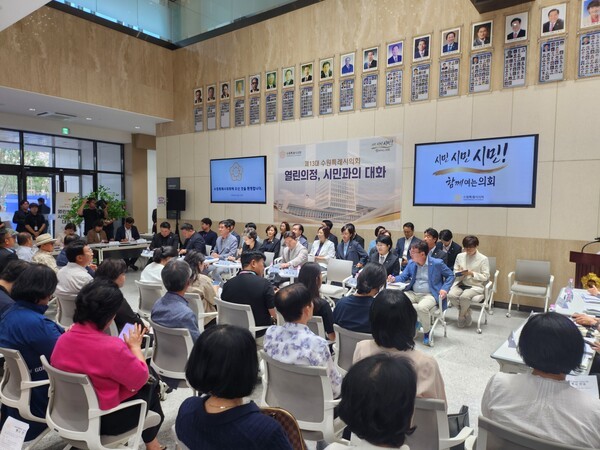 14일 오후 수원시의회 1층 로비에서 열린 '열린의정, 시민과의 대화' 현장에서 김미경 의장이 인삿말을 하고 있다. /사진=순정우 기자