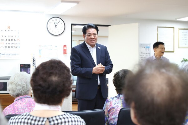 안양시, 최대호 시장 무더위쉼터 현장서 직접 운영상황 점검 /사진제공=안양시