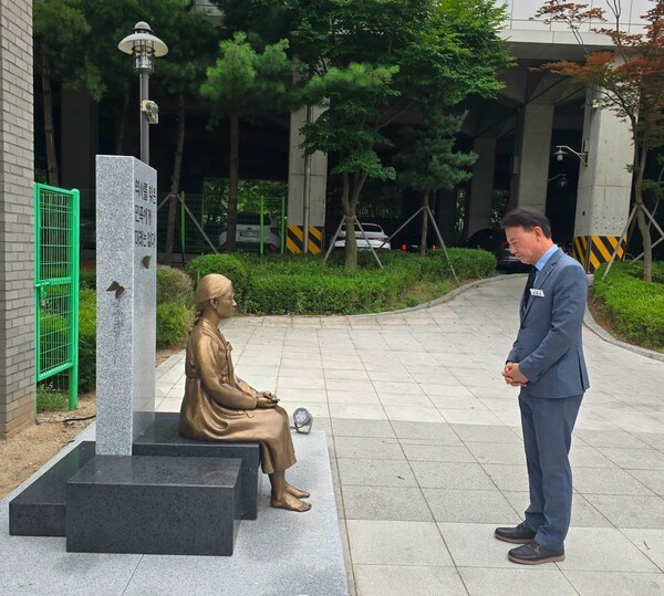 공식 일정에 앞서 이른 아침 호평평내역에 설치된 평화의소녀상을 찾아 일본군 위안부 피해자들을 추모한 최현덕 남양주시장./사진=최현덕 시장 페이스북