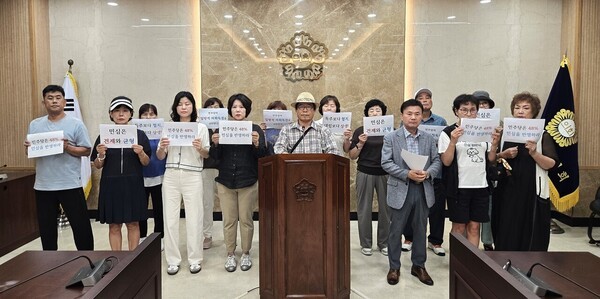 시민단체인 남양주사랑시민연대가 지난 7일 남양주시의회에서 성명을 발표하며 남양주시의회의 정상화를 촉구하고 있다. /사진=구리남양주기자단