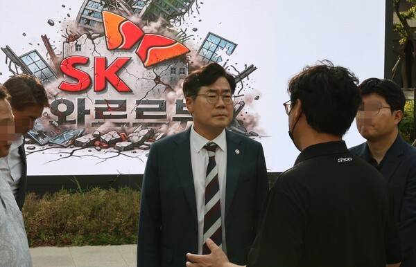 테라스 구조물이 붕괴된 인천 송도국제도시 아파트를 찾은 박찬대 인천시장. /연합뉴스