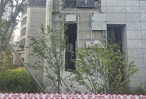 외벽 테라스 구조물이 떨어진 인천 송도국제도시의 아파트./연합뉴스
