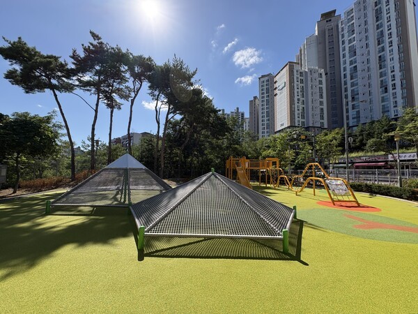 용인시가 처인구 삼가동 언덕어린이공원에 아이들이 창의력과 모험심을 기를 수 있는 놀이시설을 설치했다. /사진제공=용인시