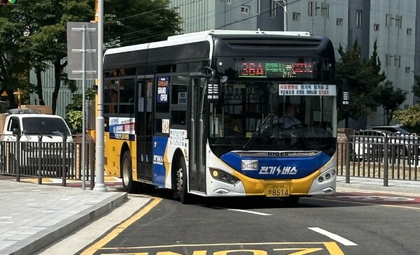모담초·중등학교 통학지원을 위해 신설된 마을버스 36A가 지난 14일부터 사전 운행을 거쳐 18일 본격 운행이 시작됐다. /사진제공=김포시
