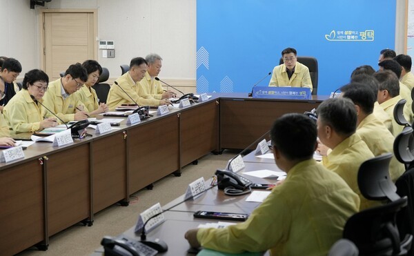 평택시는 18일 지난 11일 발생한 청북읍 토진리 위험물 및 유해화학물질 저장 창고 화재에 대한 후속 조치와 2차 피해 방지 대책을 논의했다. /사진제공=평택시