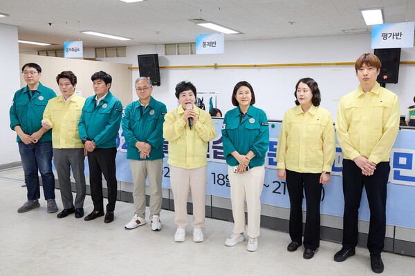 용인시의회 의장단이 18일 유관기관의 을지연습장을 찾아 물품을 전달하며 격려했다. /사진제공=용인시의회