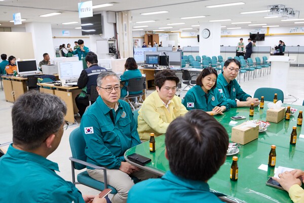 용인시의회 의장단이 18일 유관기관의 을지연습장을 찾아 물품을 전달하며 격려했다. /사진제공=용인시의회
