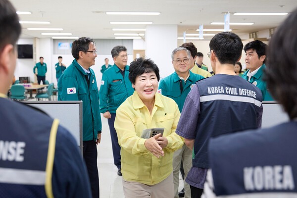 용인시의회 의장단이 18일 유관기관의 을지연습장을 찾아 물품을 전달하며 격려했다. /사진제공=용인시의회