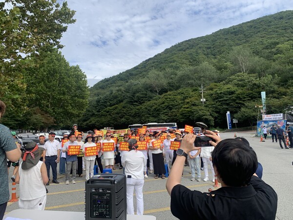 소요산 국민관광지 주차장이 옛 성병관리소 철거를 둘러싼 찬반 갈등의 현장이 돼 있다. /사진=오기춘 기자