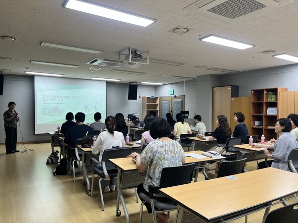 용인시 보건소들이 재가암환자의 건강관리를 위한 교육과 간담회를 통해 역량을 강화하고 있다.  /사진제공=용인시