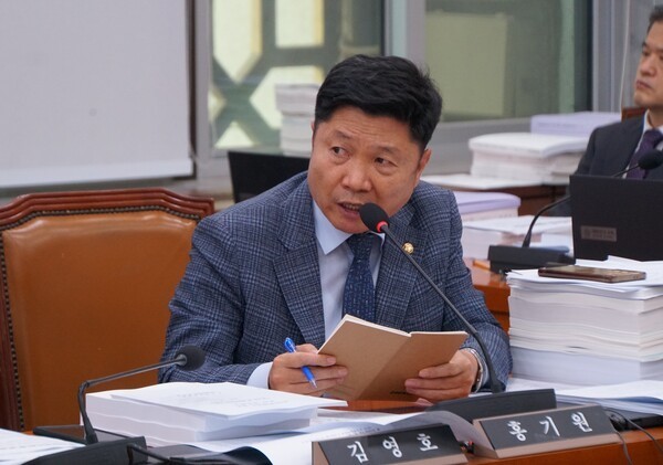 홍기원 의원이 19일 국회에서 열린 외교통일위원회 전체회의에서 미군기지 사고 정보 전달 문제와 관련해 발언하고 있다. /사진제공=-홍기원 국회의원실