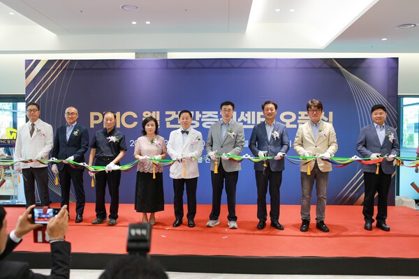 PMC박병원의 '웰 건강증진센터' 개소식에 참가한 사람들이 축하 테이프커팅 행사를 하고 있다. 왼쪽부터 이상범 병원장, 김대식 평택항 노조위원장, 이영일 상인회장, 박미혜 부원장, 박진규 이사장, 최원용 평택시장, 최재영 평택시의회 의장, 유의동 국회의원, 홍기원 국회의원. /사진=김종대 기자