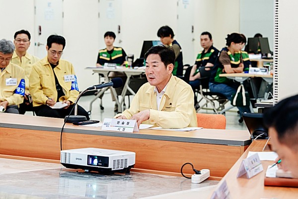 조용호 오산시장이 지난 20일 을지연습 일일상황보고회에서 주요 상황과 조치 결과를 확인하고 있다. /사진제공=오산시