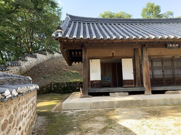 숭의전에 위치한 앙암재(仰巖齋)제례 지원을 위한 핵심 부속 건물. 문틀 의 관리 미흡이 아쉬웠다. /사진=오기춘 기자