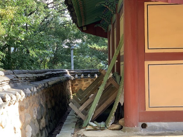 전각 문틀이나 발, 행사용 목재 기구로 보이는 보수용 자재 등이 배신청뒤 벽면에 뉘어 보관되어 있는 모습이 방문객들 눈살을 찌뿌리게 하고 있다.사진=오기춘 기자