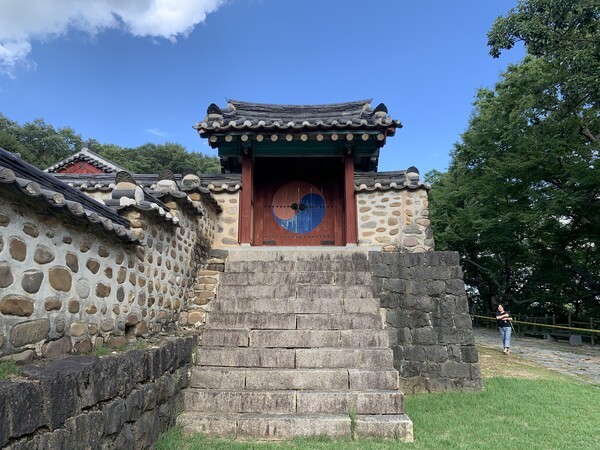 숭의전 영역으로 들어가는 내삼문인 복호문(伏虎門),호랑이가 엎드려 있는 모양'을 뜻하며, 숭의전이 위치한 임진강가 절벽의 지형이 마치 호랑이가 엎드려 전방을 주시하는 형세(복호형)라는 풍수지리적 의미에서 붙여진 이름./사진=오기춘 기자