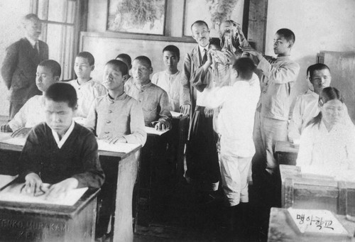 해부학 수업 시간에 학생들을 가르치는 박두성 모습. /연합뉴스