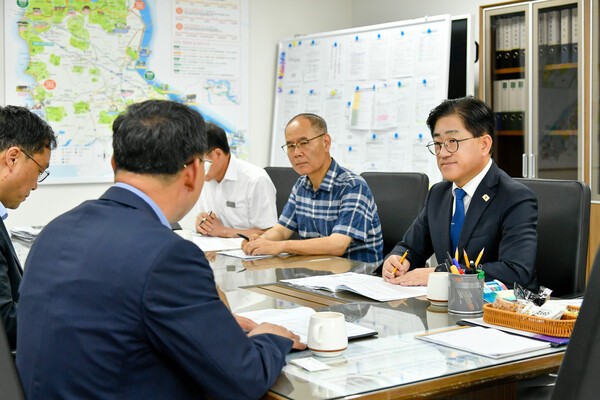 이기형 김포시장(오른쪽)이 김정도 인천출입국·외국인청장과 계절근로자의 안정적 관리 및 외국인 인권보호 방안에 대해 논의하고 있다. /사진제공=김포시