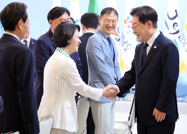  이재명 대통령이 26일 청와대에서 열린 제10회 중앙지방협력회의에서 추미애 경기도지사와 인사하고 있다. /연합뉴스