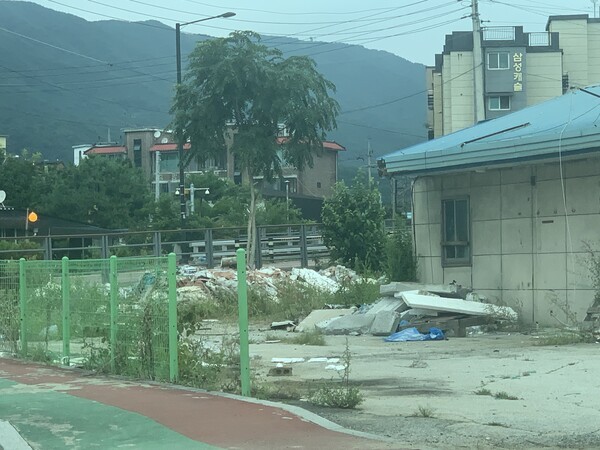 28일 오전 포천시 선단동 도로변 한 폐가에 쓰례기가 무덤처럼 쌓여 도시미관을 해치고 있다. / 사진=오기춘 기자
