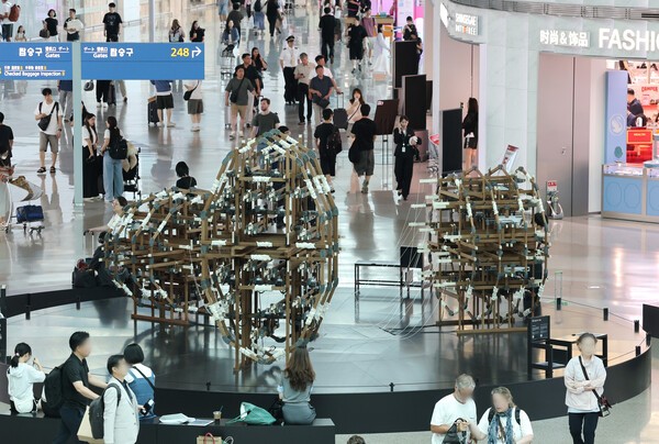 인천국제공항 공공 공간에 배치된 공공미술 기획전시. /연합뉴스