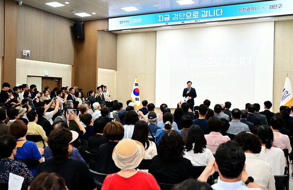 박찬대 인천시장이 29일 인천시 검단구청 대회의실에서 시민과의 대화를 진행하고 있다. /사진제공=인천시
