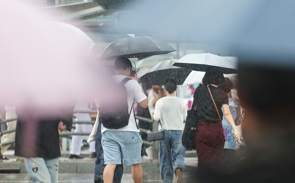 지난달 28일 28일 동대구역 광장에서 시민들이 우산을 쓰고 이동하고 있다. @ 연합뉴스 제공
