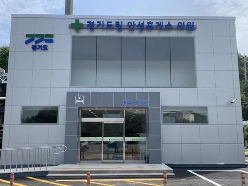 국내 최초로 고속도로 휴게소에 문을 열고 환자들을 치료해왔던 안성휴게소 의원이 31일 수요 부족으로 끝내 문을 닫았다 . /연합뉴스