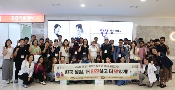 김포시 거주 외국인 주민들이 김포우리병원의 '이주 지원 프로그램' 을 마친 뒤, 병원에서 기념사진을 촬영하고 있다. /사진제공=김포우리병원