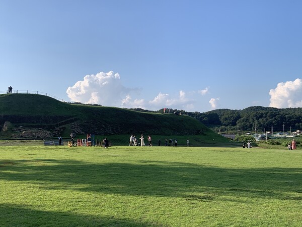 호로고루 성곽 주변 푸른잔디와 시민들./사진=오기춘 기자