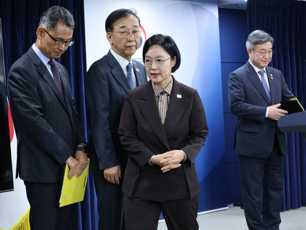 한성숙 국무총리가 3일 서울 종로구 정부서울청사에서 법무부-성평등가족부 등 행정·공공기관 이전 및 공공기관 기능 개혁 관련 기자회견을 마친 뒤 회견장을 나서고 있다, @ 연합뉴스