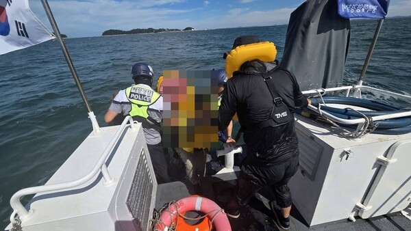바다에 빠진 모터보트 승선원을 구조하고 있는 평택해경./연합뉴스