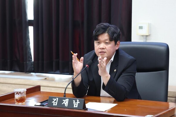 중앙신문의 질의에 답변하고 있는 김재남 남동구의회 의장. /사진제공=남동구의회