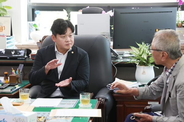 중앙신문 남용우 기자의 질의에 김재남 남동구의회 의장이 답하고 있다. /사진제공=남동구의회
