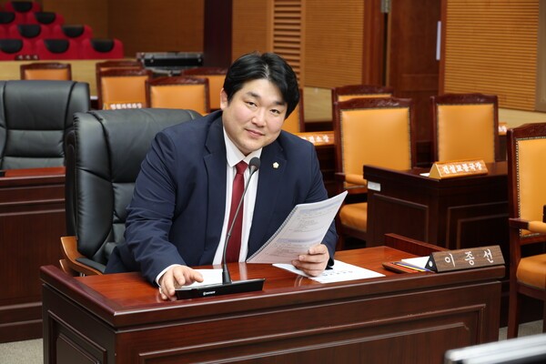 옹진군의회 본회의장의 이종선 군의장. /사진제공=옹진군