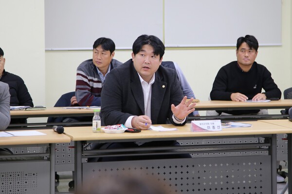 옹진군의회의 연평면 현장 방문 중 발언하고 있는 이종선 군의장. /사진제공=옹진군