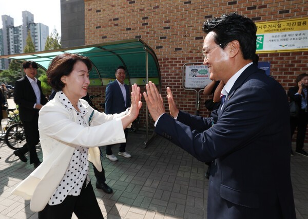 9일 경기도 오산시 원동초등학교에서 열린 '벽깨기 협약식'에서 추미애 경기도지사와 안민석 경기도교육감이 인사하고 있다. /연합뉴스