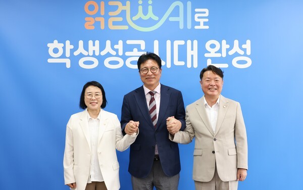 고선희 인천 서해구의회 의장(왼쪽)이 김남원 검단구의회 의장(오른쪽)과 함께 도성훈 인천시교육감을 만나 구 현안에 대한 협력을 요청했다. /사진제공=서해구 