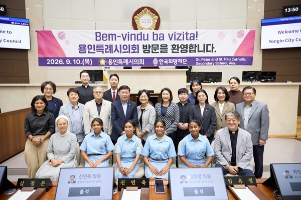 문화복지위원회 위원들과 동티모르 성 베드로·성 바오로 가톨릭학교 학생 등 참석자들이 기념촬영을 하고 있다./사진제공=용인시의회