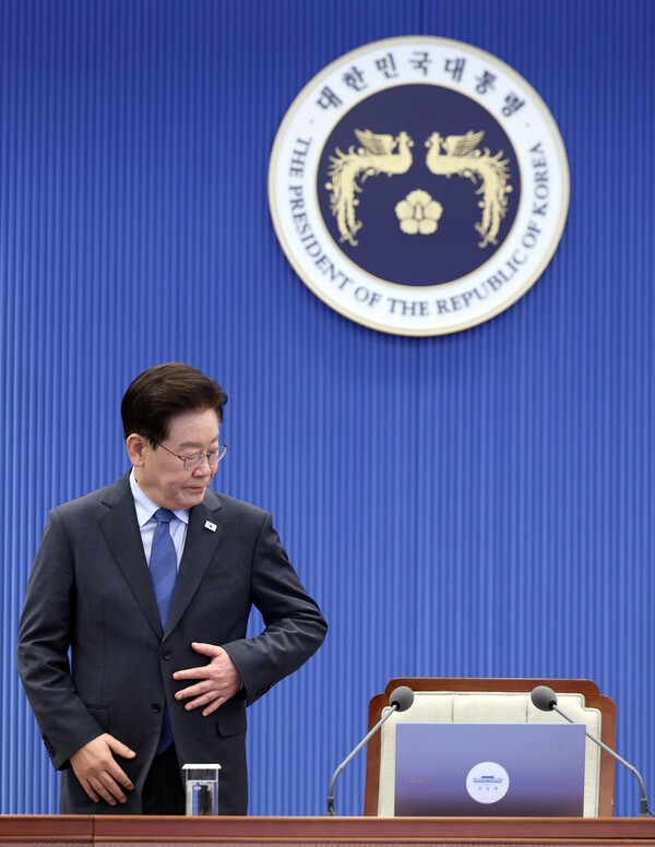 이재명 대통령이 지난 11일 청와대에서 열린 수석보좌관회의에서 국민의례 후 착석하고 있다. @ 연합뉴스=청와대통신사진기자단